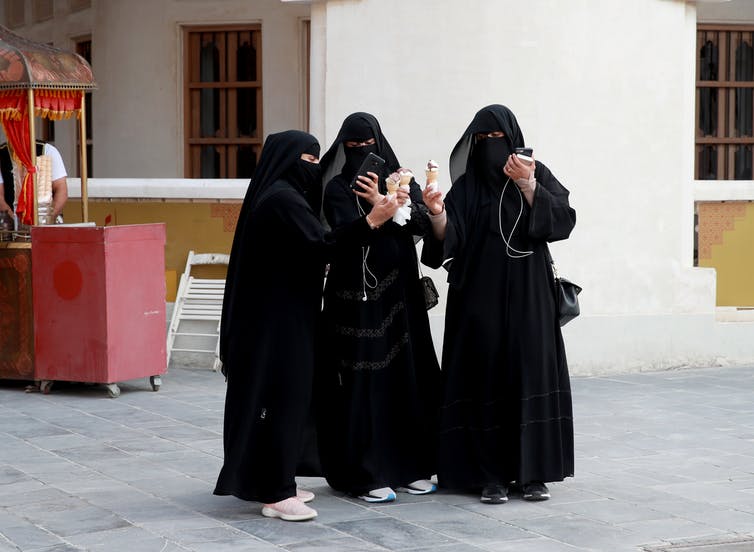 Wanita Di Negara-Negara Arab Menemukan Diri Mereka Terbelah Antara Kesempatan Dan Tradisi