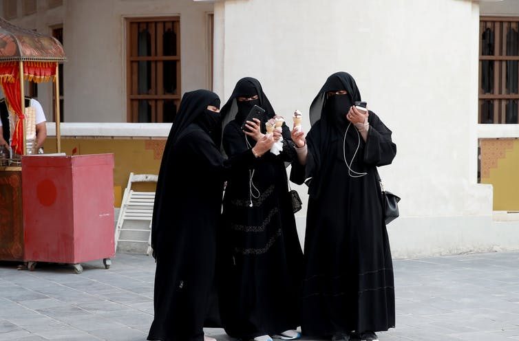 Wanita Di Negara-Negara Arab Menemukan Diri Mereka Terbelah